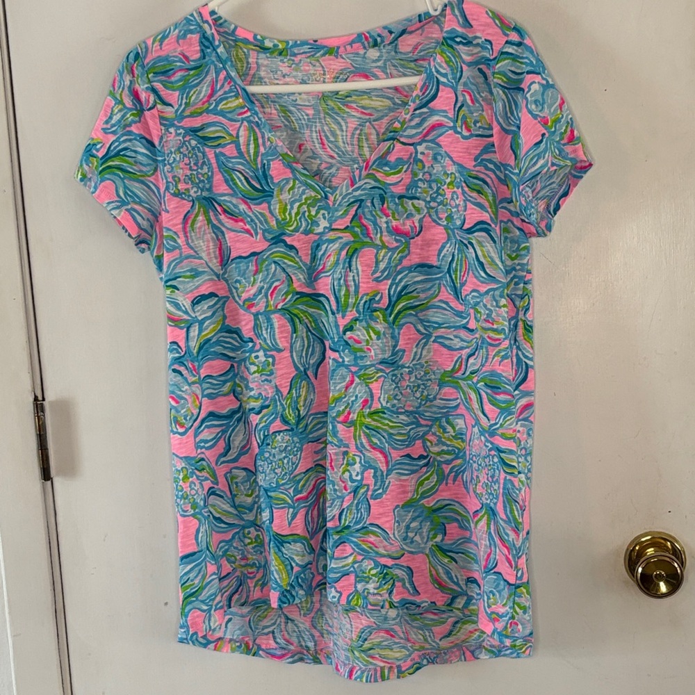 Lilly Pulitzer pink turquoise fish print short sleeve v-neck knit top Size M